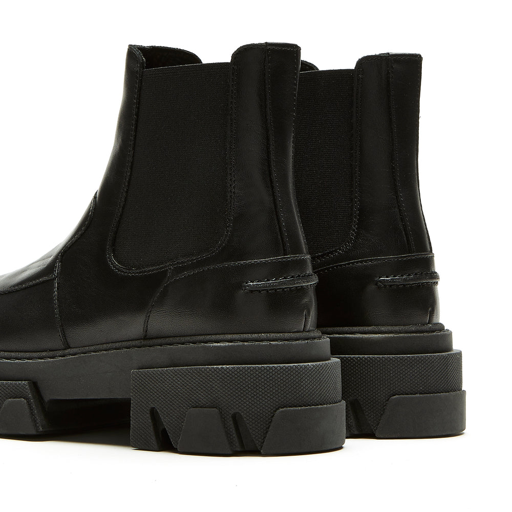 
                  
                    Pheby - Black Leather
                  
                